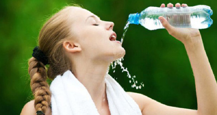 cung cấp nước cho cơ thể trước khi bơi